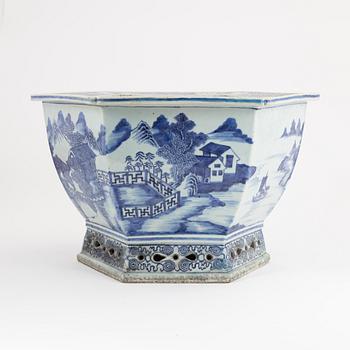 A large blue and white flower pot, Qing dynasty, Qianlong (1736-95).