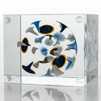 OIVA TOIKKA, An annual glass cube, signed Oiva Toikka Nuutajärvi 2005 and numbered 374/2000.
