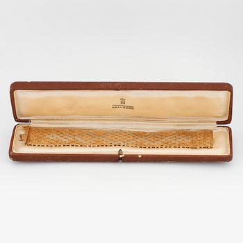 An 18K tri color gold bracelet.
