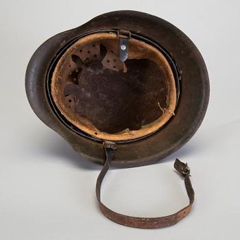 A 20TH CENTURY GERMAN MILITARY HELMET.