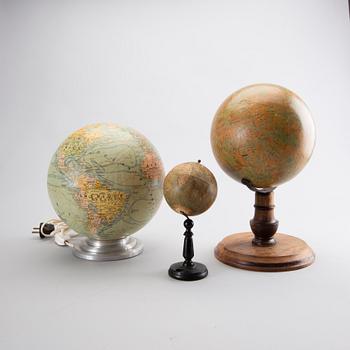 Jordglob, 2 st, och en Himmelsglob, 1900-tal.