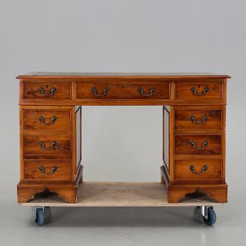 SKRIVBORD, engelsk stil, 1900-talets andra hälft.