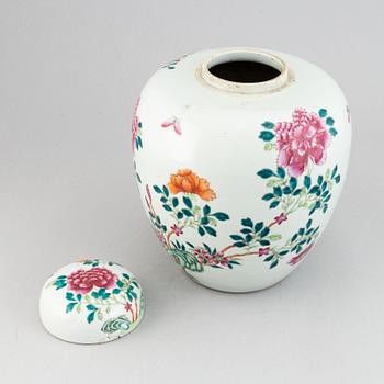 A large famille rose jar with cover, Qing dynasty, 19th century.