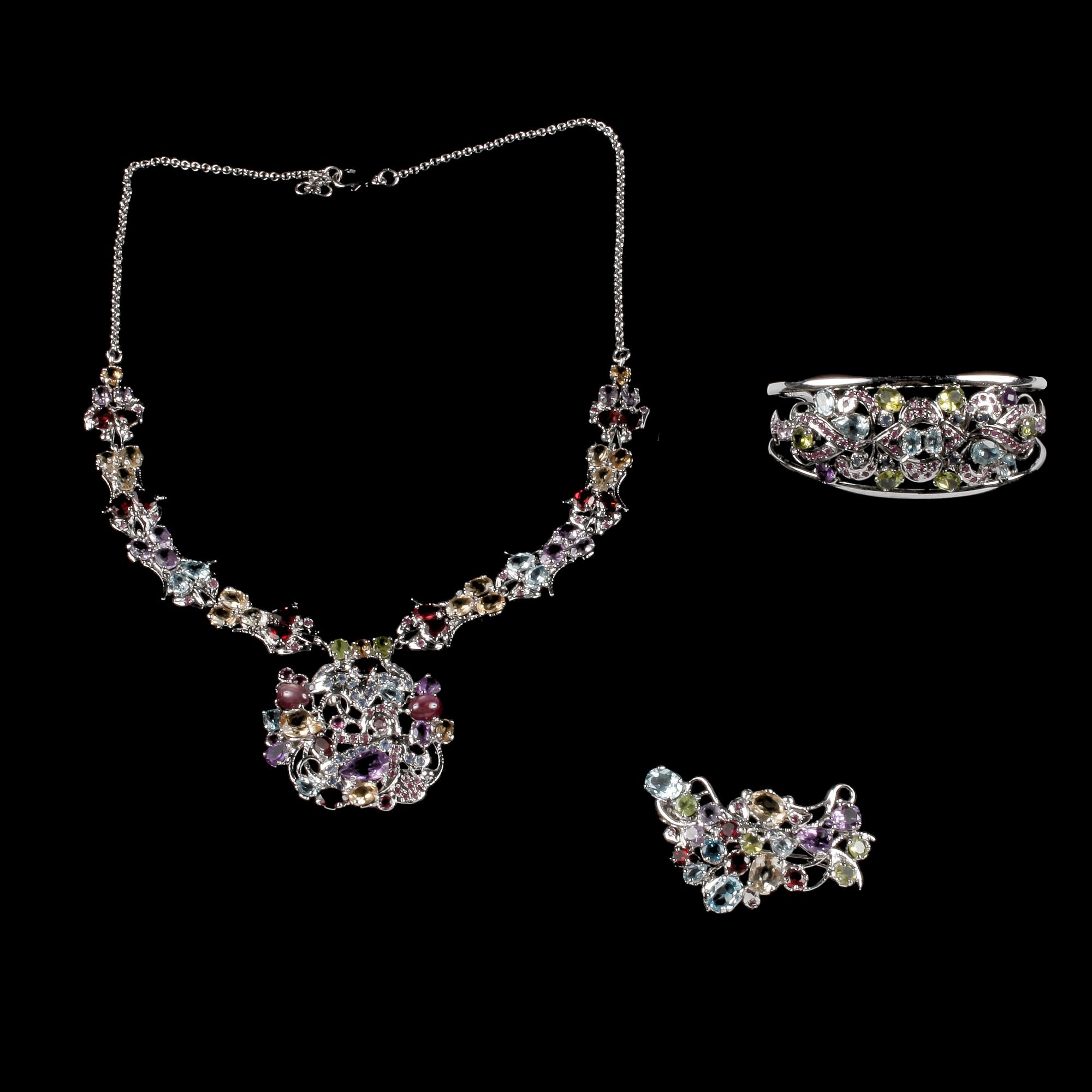 COLLIER MED ARMRING OCH BROSCH / HÄNGE, 3 delar, sterling silver, med färgade halvädelstenar. 2000-tal.