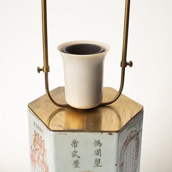 Perukstockar/bordslampor, ett par, porslin, Kina, sen Qingdynati.