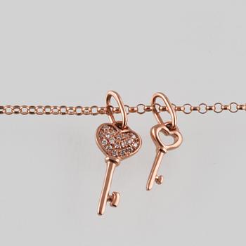 HÄNGEN, 2 st, 18K guld med briljantslipade diamanter ca 0.04 ct. Vikt 2,0 gram.