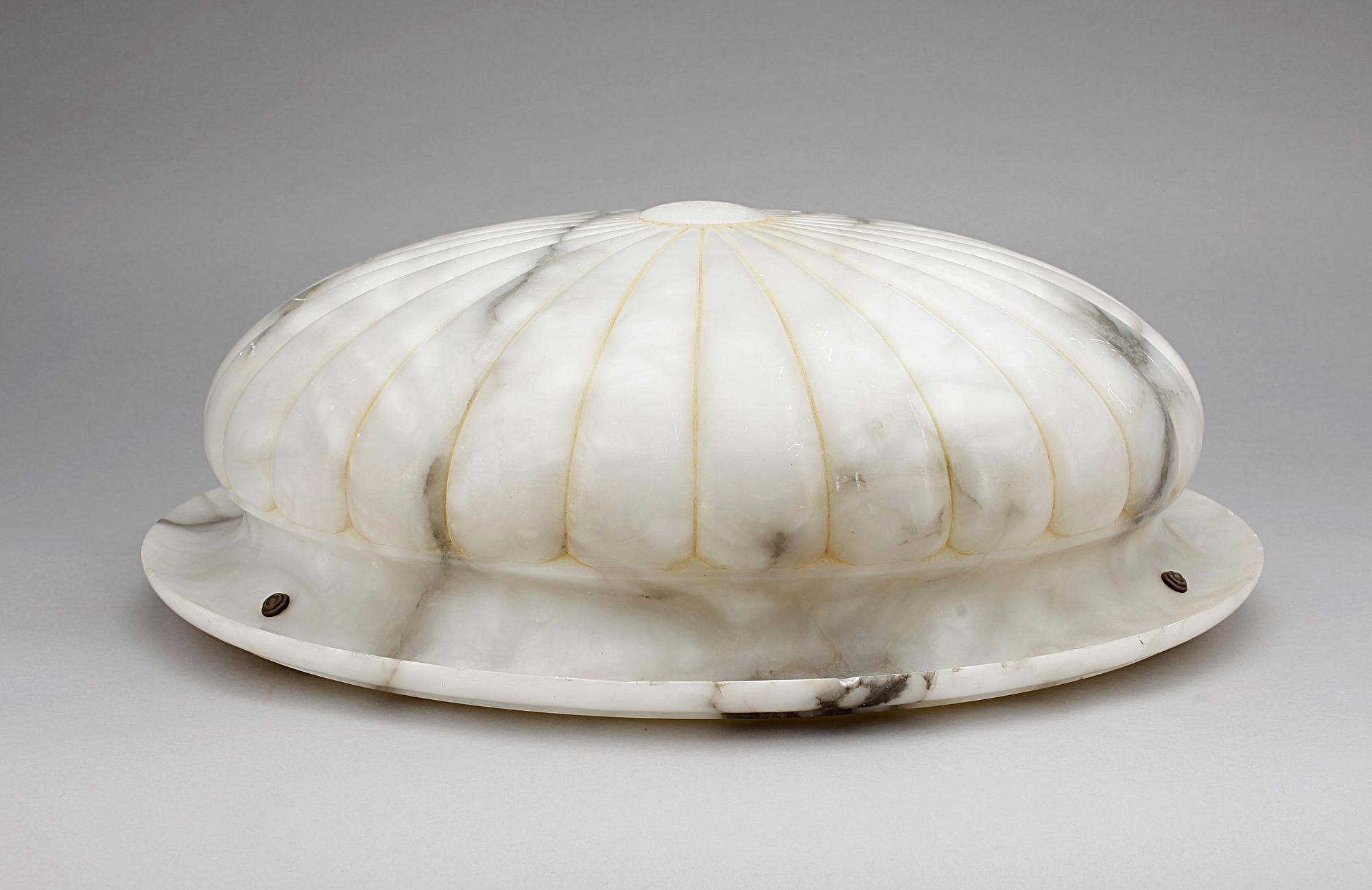 TAKAMPEL, alabaster, 1900-talets första hälft. H ca20.