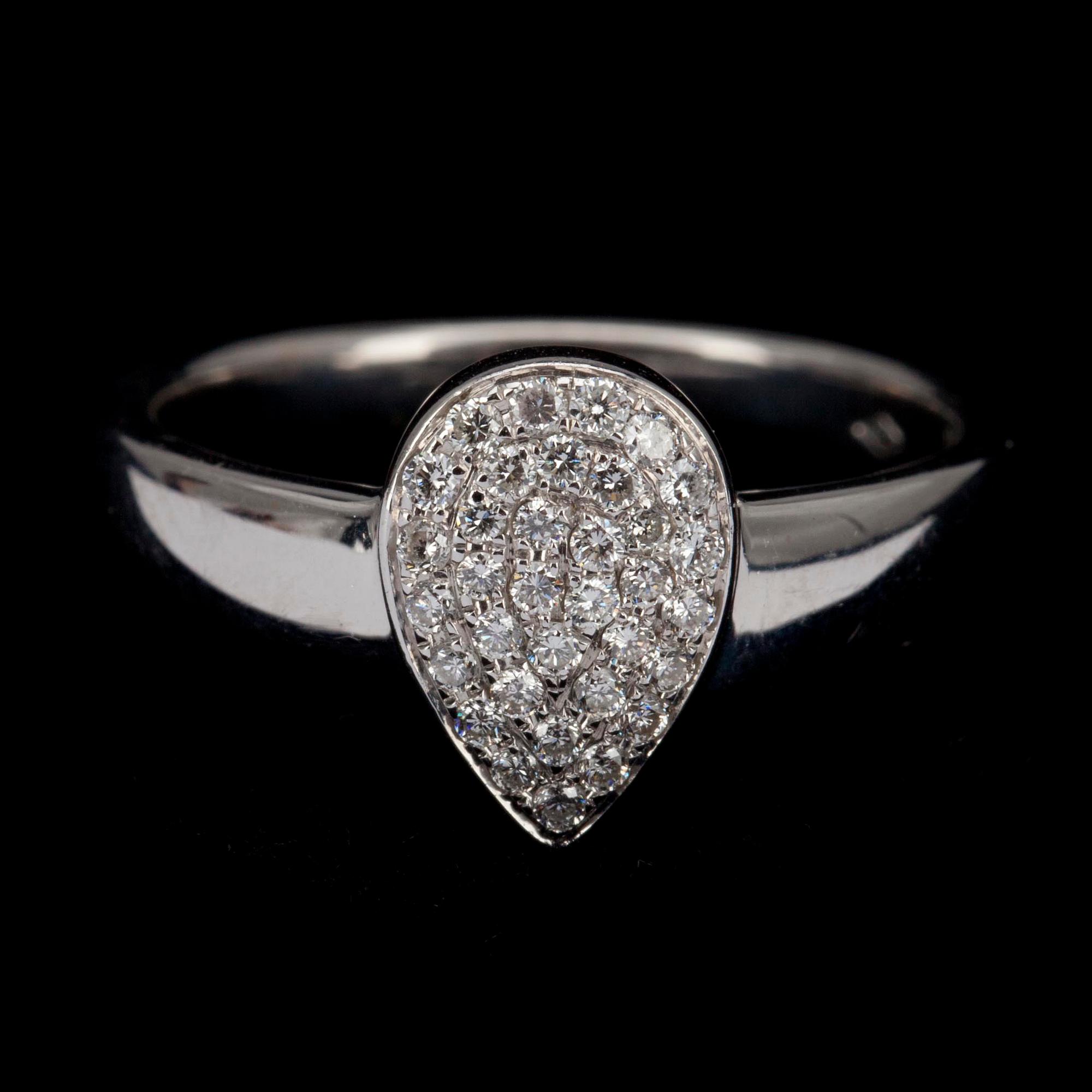 RING, 18K vitguld. 34 st. briljantslipade diamanter ca 0.34 ct. Italien sent 1900-tal. Vikt. 5,7 g.