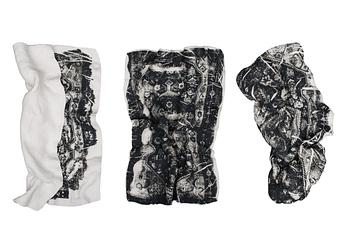 SAANA MURTTI
Fold, 2013. 
Porslin ja serigrafi, 40x65, 35x65 ja 30x50 cm.