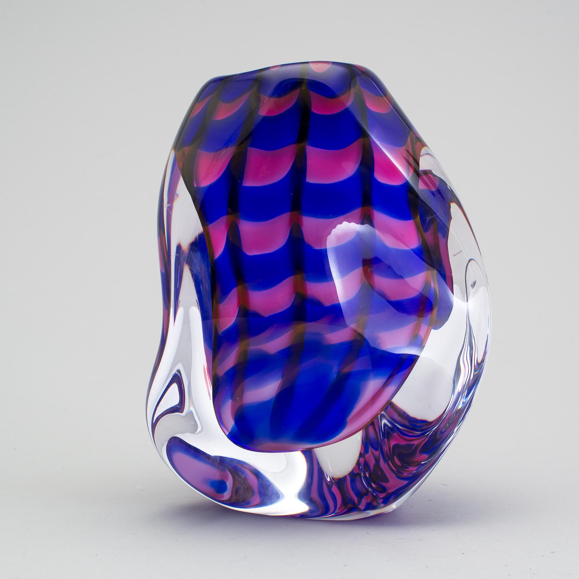 KLAS GÖRAN TINBÄCK, a glass vase for Målerås, 1990´s.