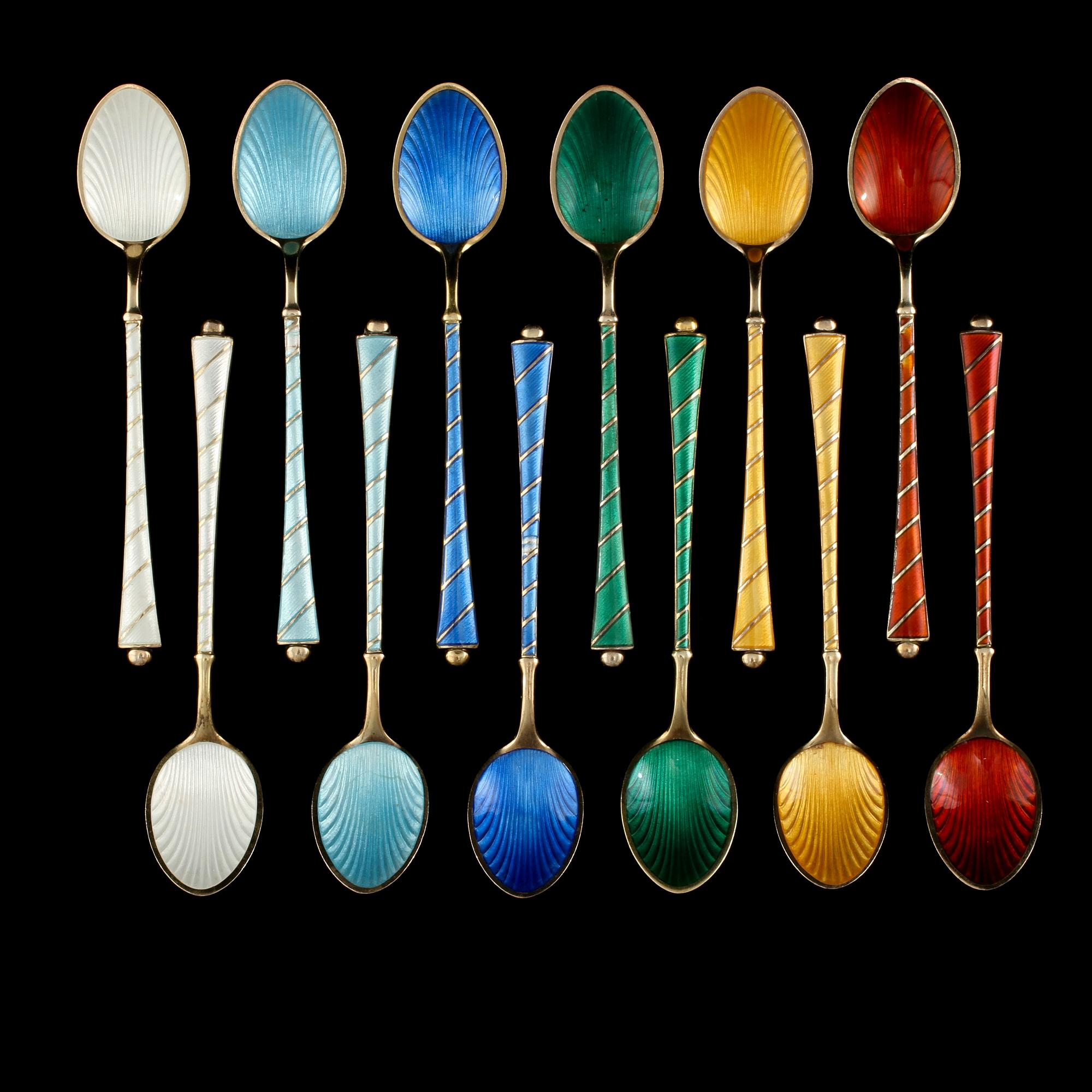 KAFFESKEDAR, 12 st, silver samt emalj, Danmark, omkring 1900-talets mitt. Vikt 99 g.