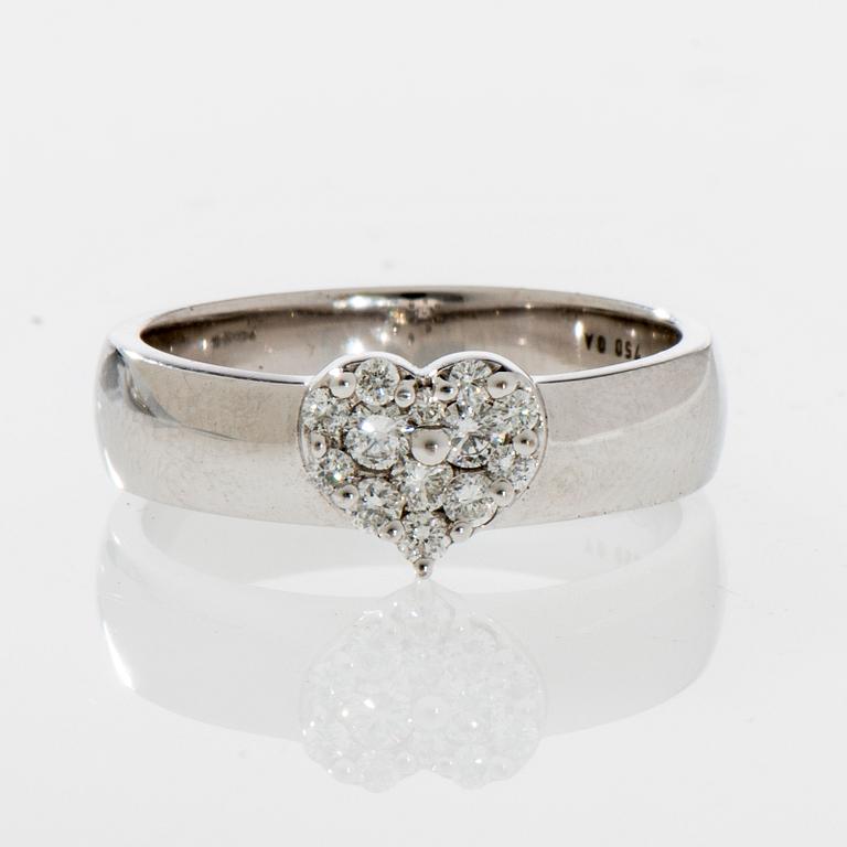 RING, 18K vitguld, diamanter i hjärta form, totalt 0,27 ct. Vikt 6,4 g.