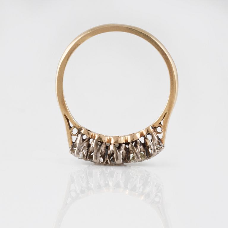 RING, 18K guld med 5 briljantslipade diamanter ca 0.35 ct. Vikt 2,5 gram.