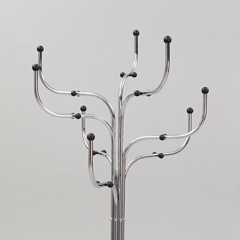 Sidse Werner, tamburmajor, "Coat Tree", Fritz Hansen, Danmark.