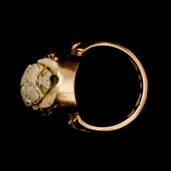 RING, 18 k, med skarabé. Total vikt ca 9 g.
