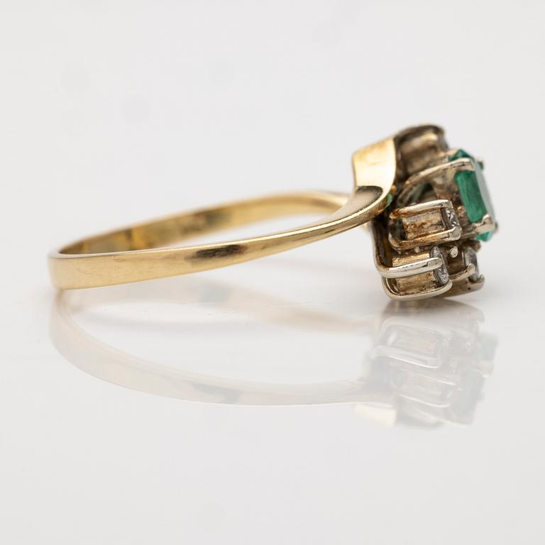 18K gold ring with emerald and diamonds.
