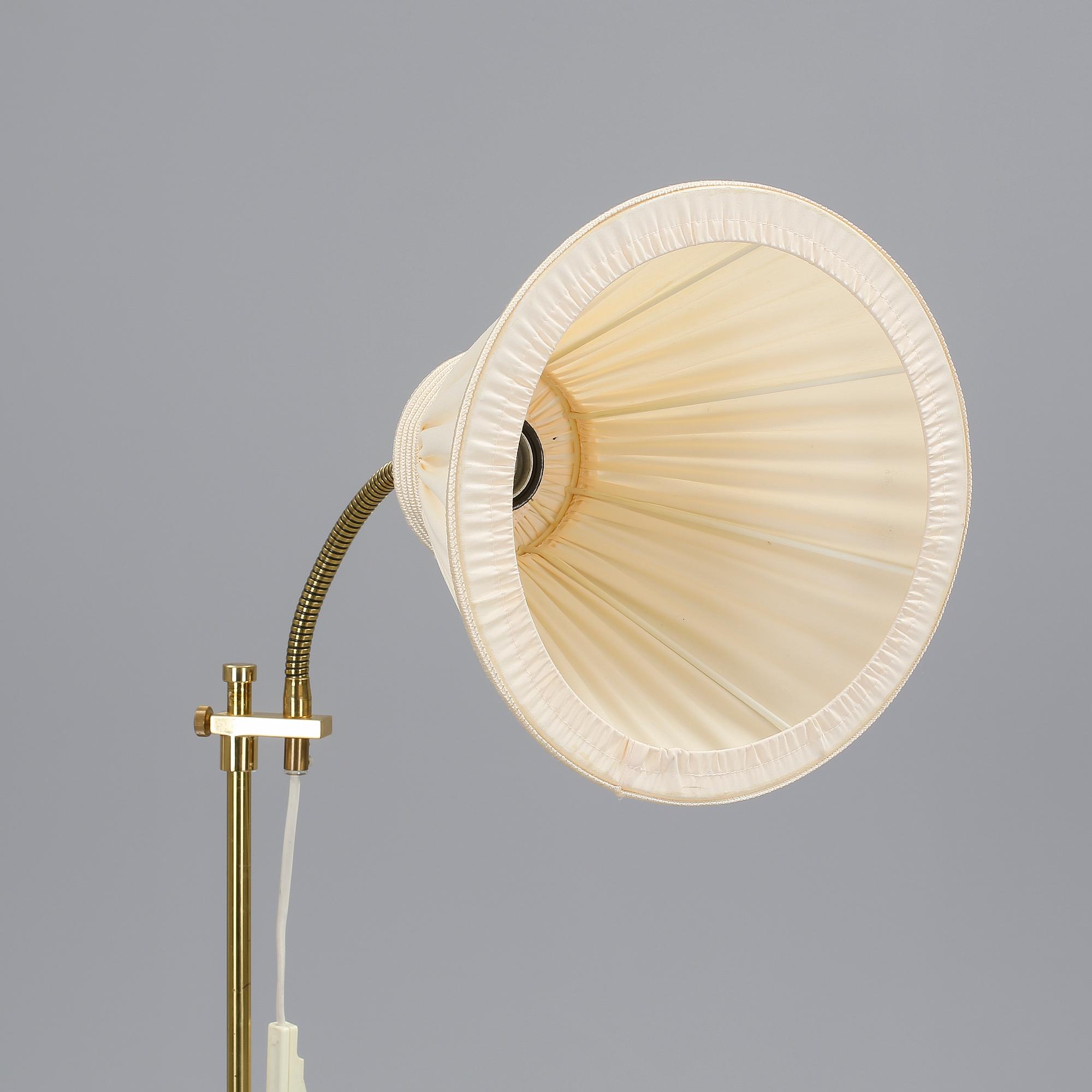 GOLVLAMPA, mässing. 1900-tal.
