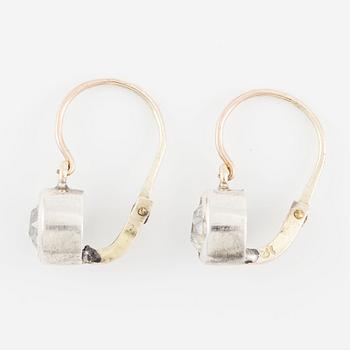 Örhängen guld och silver med cushionslipade diamanter.
