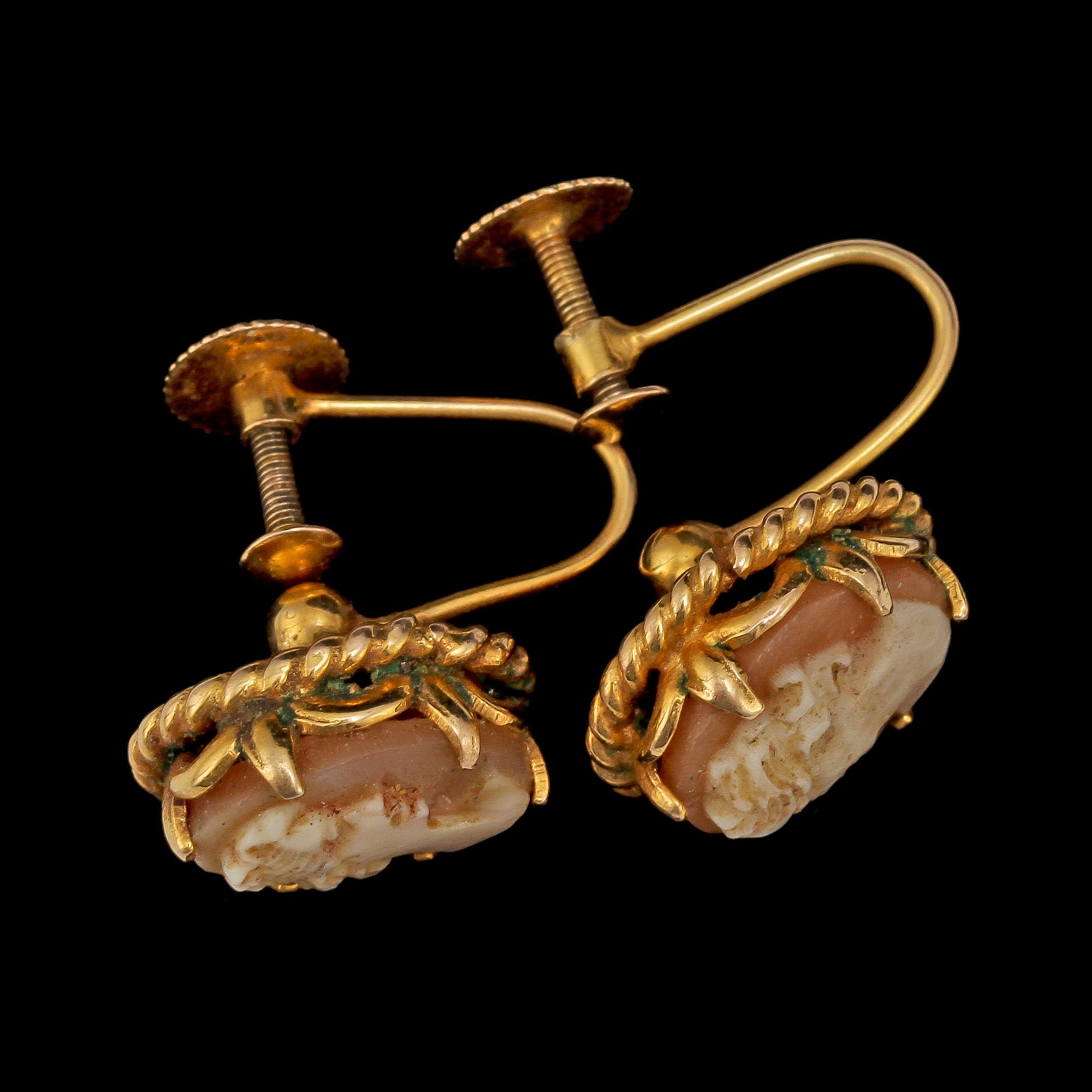 SNÄCKSKALSKAMÉ, 18k guld, Ceson, Göteborg, 1942 samt örhängen, 9k guld, 1900-tal. Tot vikt 28 g.