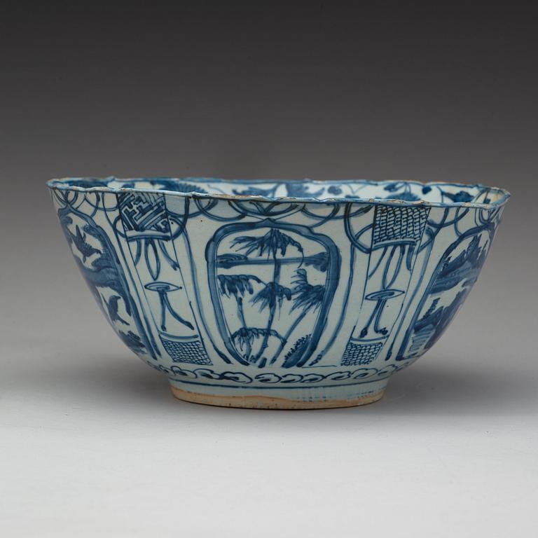 A large blue and white bowl, Ming dynasty, Wanli (1573-1620).