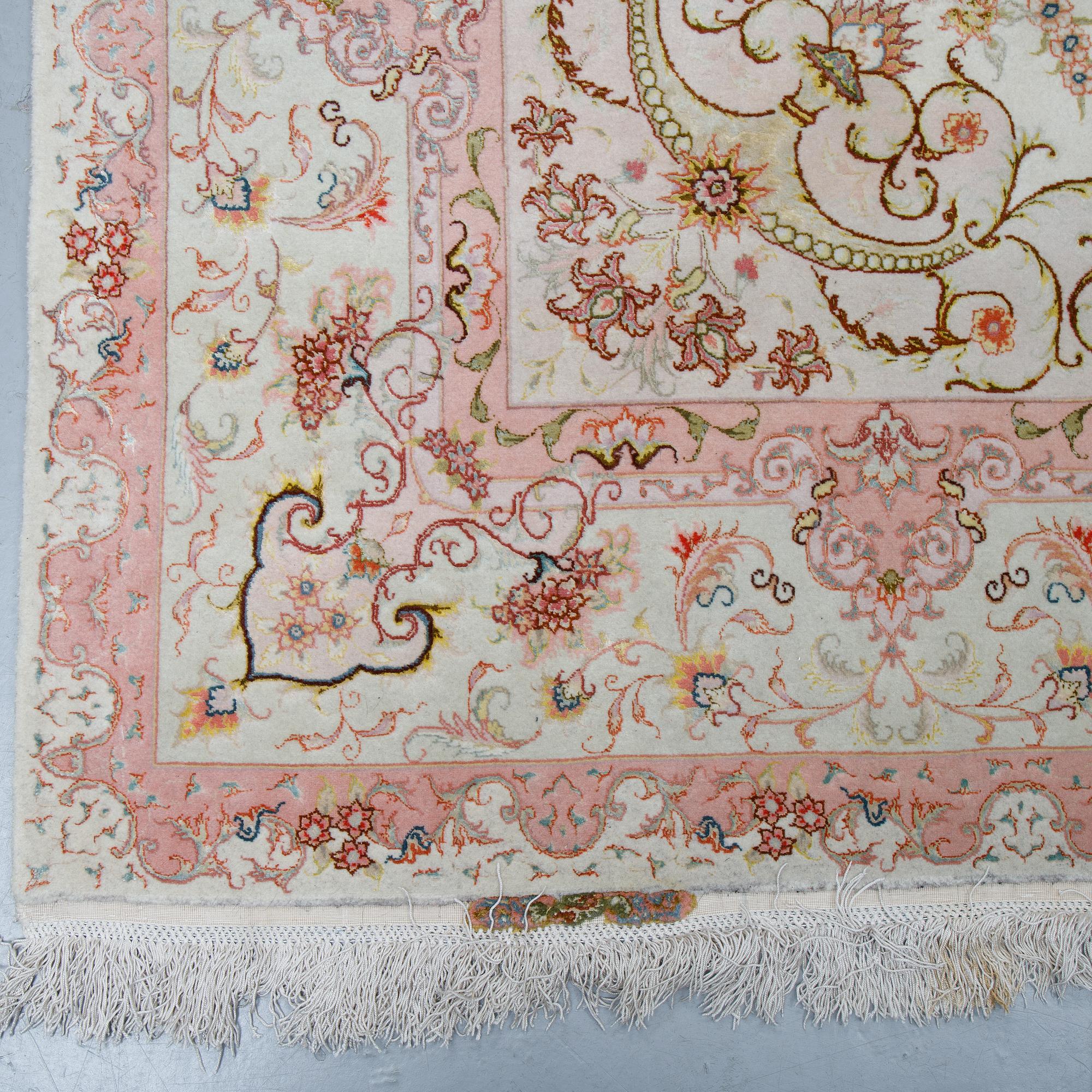 A carpet, Tabriz, part silk, ca 295 x 200 cm.