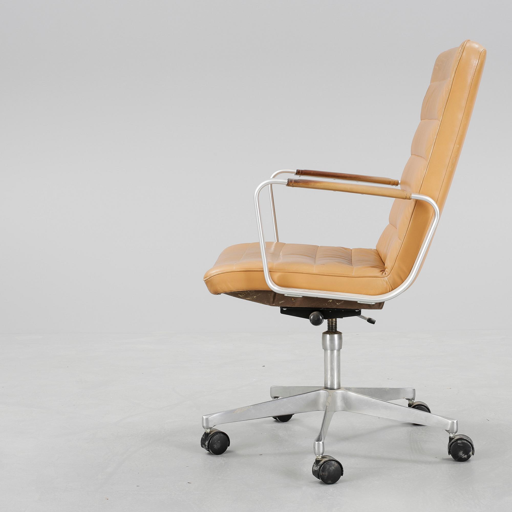 SKRIVBORDSSTOL, märkt RM, 1900-talets andra hälft.