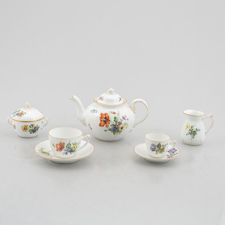 A 23-piece tea/coffee porcelain service, "Sachisk Blomst", Bing & Grøndahl, Denmark.