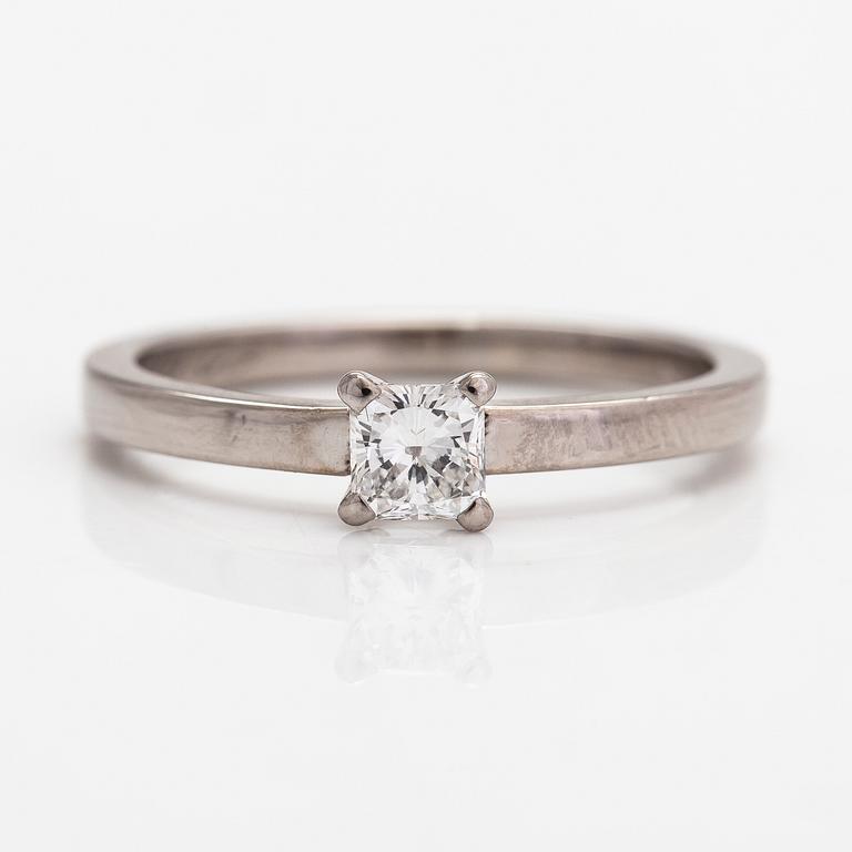 An 18K white gold ring with a princess-cut diamond ca. 0.39 ct. Finland 2009.