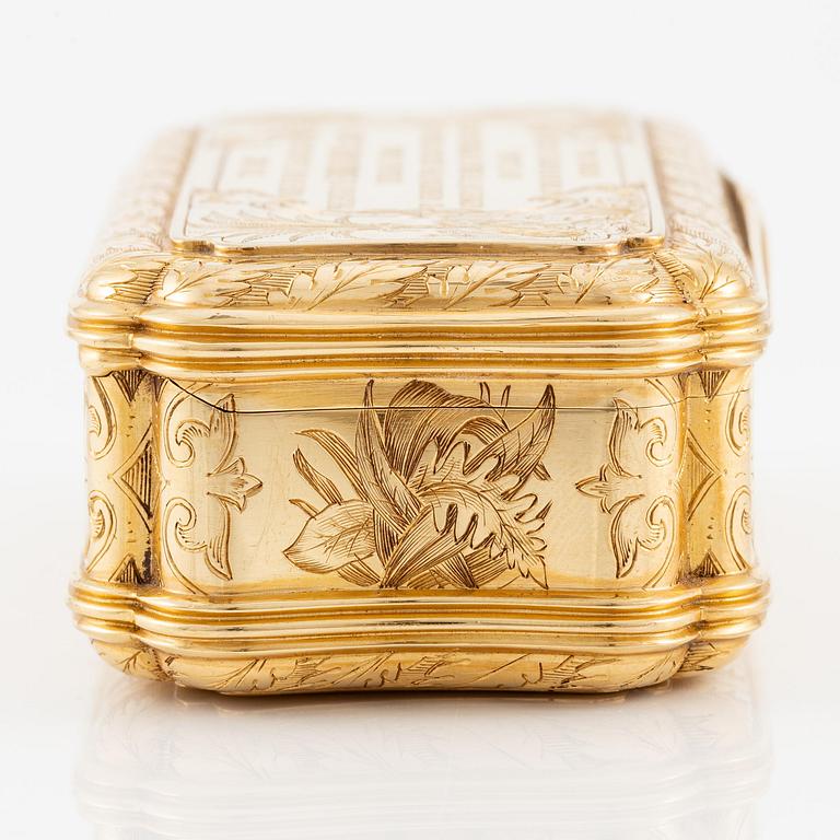 An English 18 carat gold snuff box, marks of William Summers, London 1867.