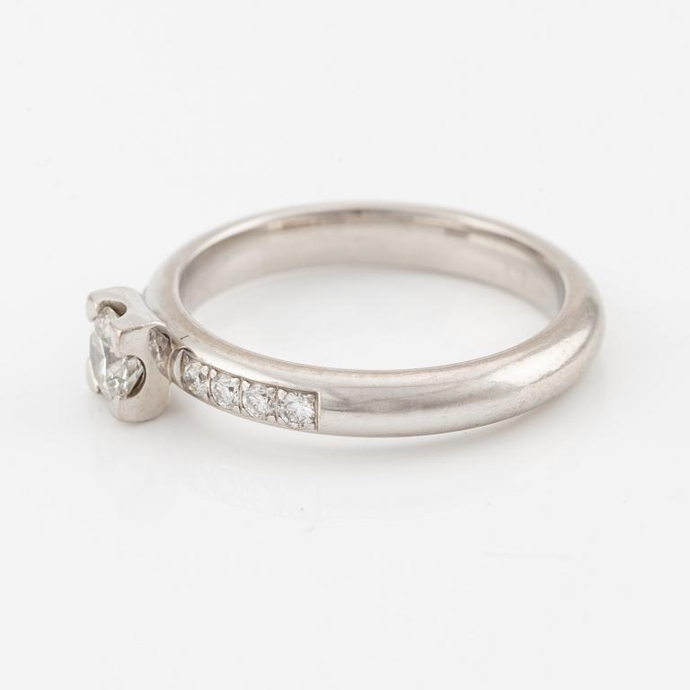 Ring, 18K white gold with brilliant-cut diamonds.