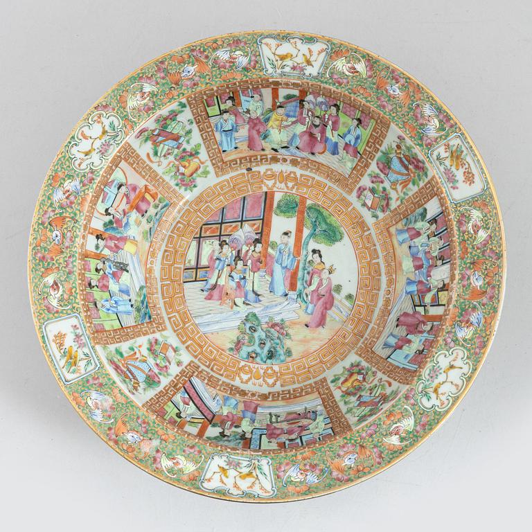 A Chinese Canton porcelain basin, Qing dynsaty, 19th century.