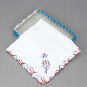 LINNENÄSDUK, med drottning Victoria av Sveriges monogram, 1907-1930.