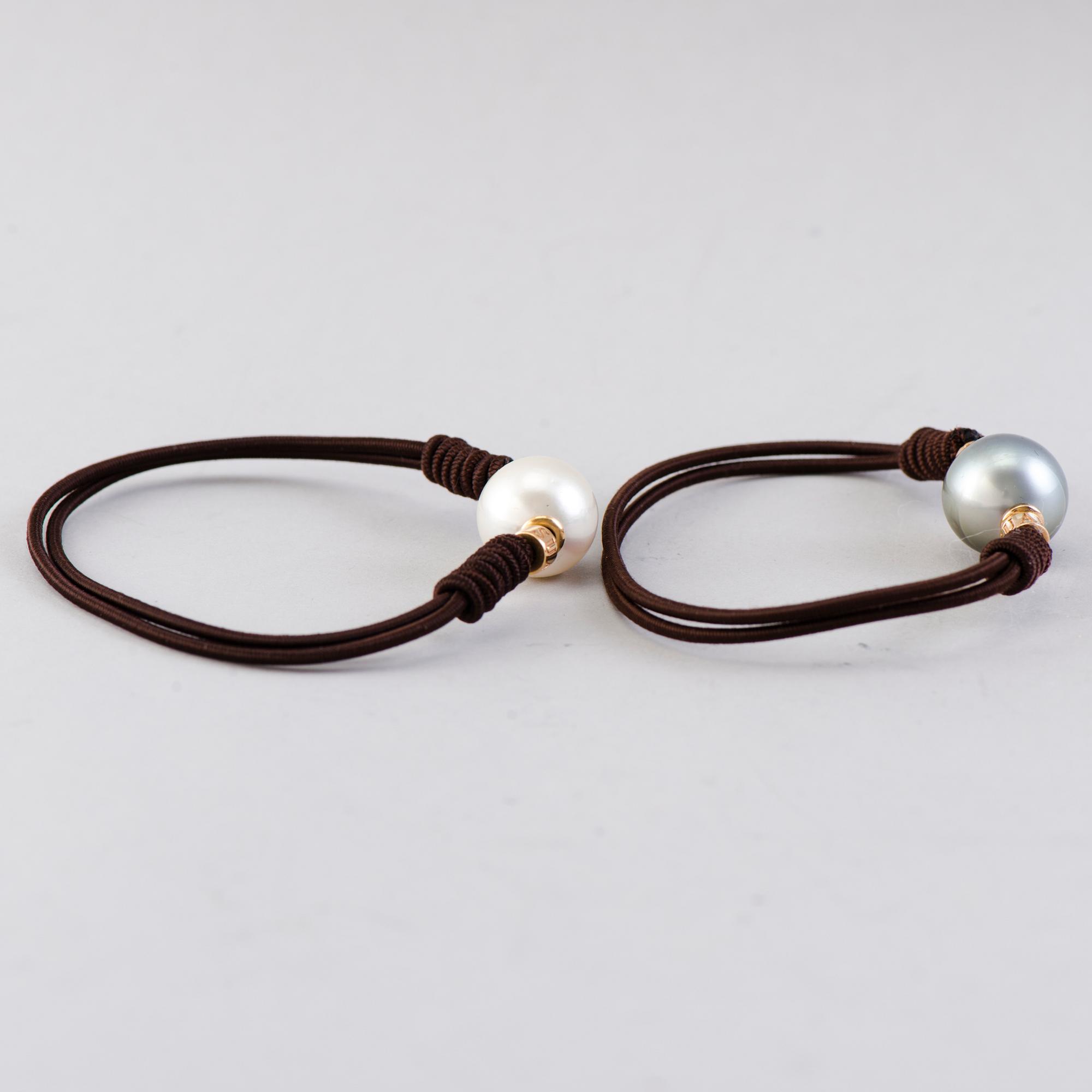 BRACELETS, 2 pcs, cultured pearls, 18K gold. Suarez, Spain.