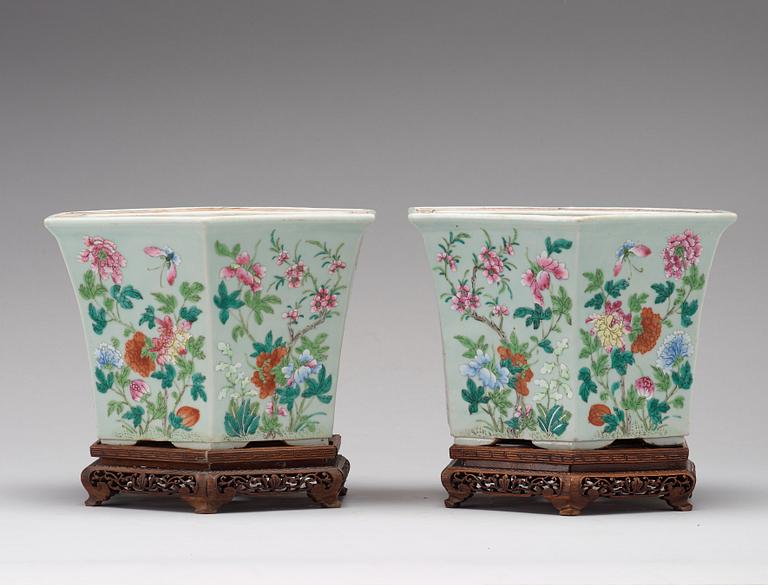 A pair of famille rose flower pots, Qing dynasty, 19th Century.