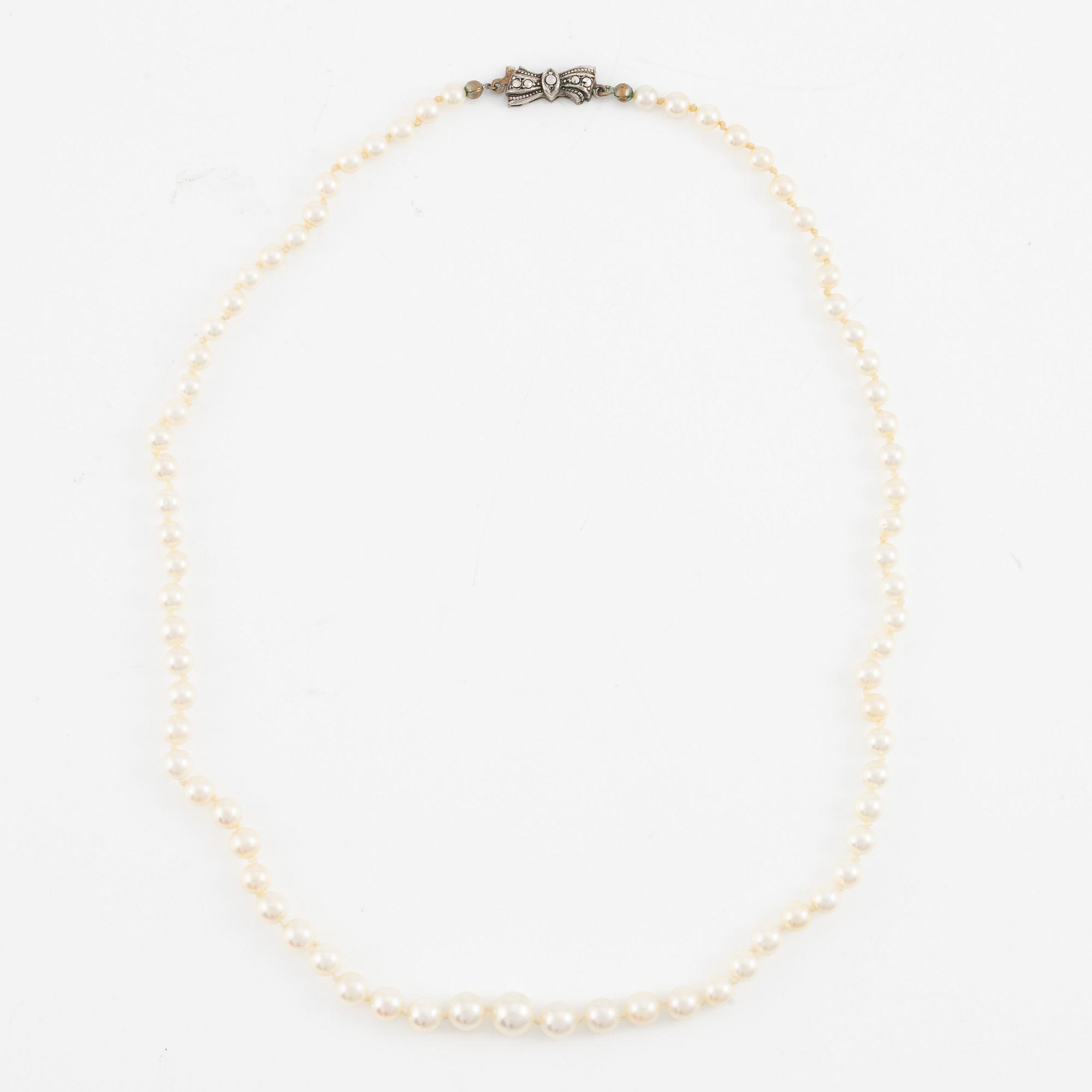Pearl necklace, two cultured pearls, clasp silver.