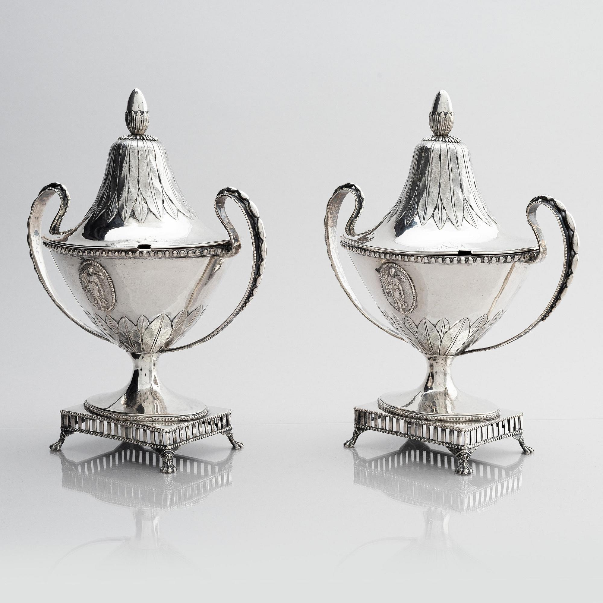 Gustaf Henrik Sidwall, sockerskålar med lock, ett par, silver, Norrköping 1793. Gustavianska.