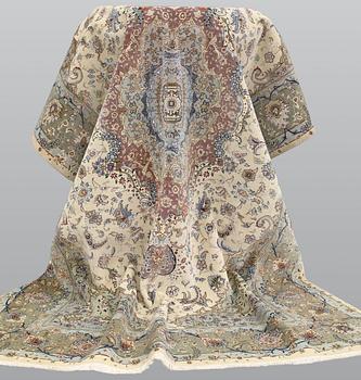 A Tabriz carpet, part silk, so-called 50 Raj, 300 x 197 cm.