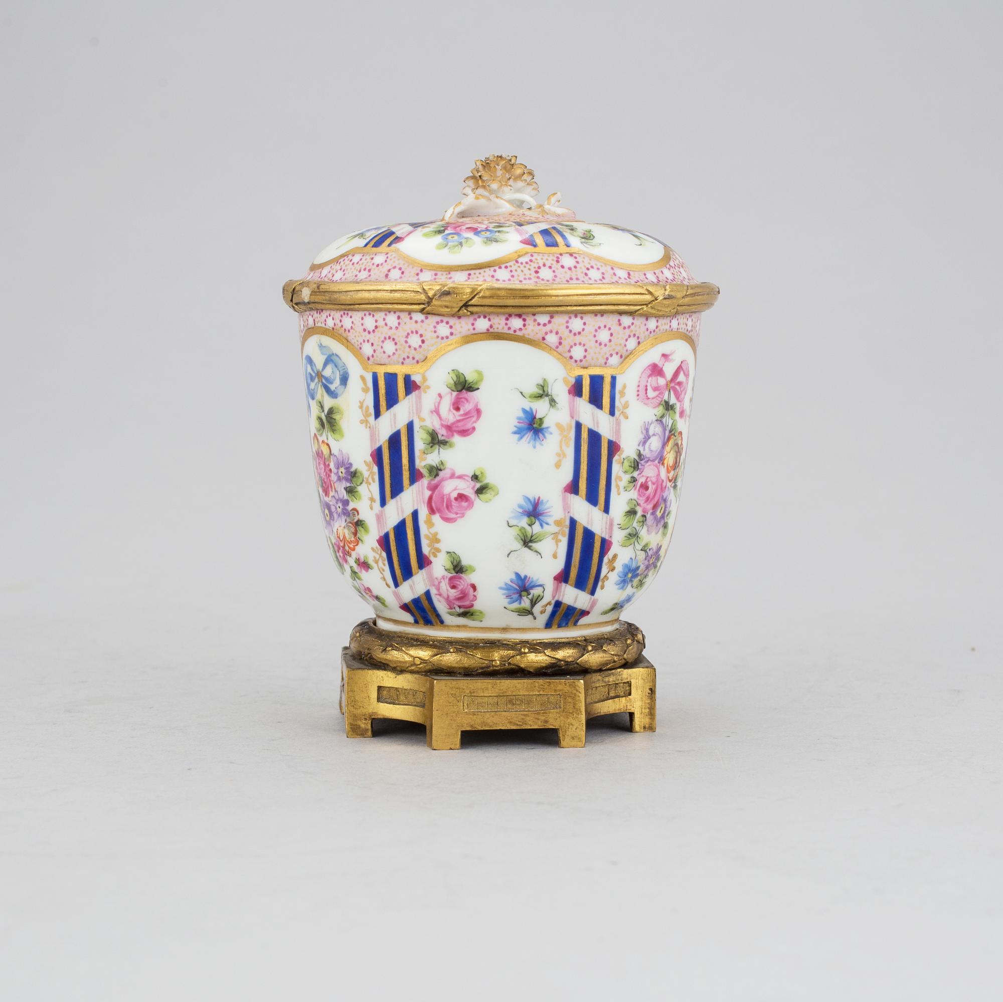 BLÄCKHORN, porslin och brons. Empire, 1800-talets första hälft.