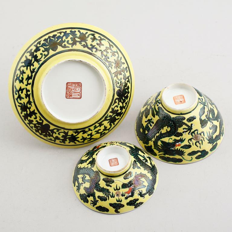 SKÅL MED LOCK OCH FAT, porslin, Kina, sen Chingdynasti.