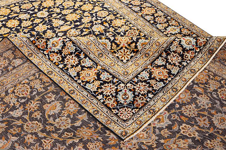 A Kashan carpet, a. 405 x 290 cm.