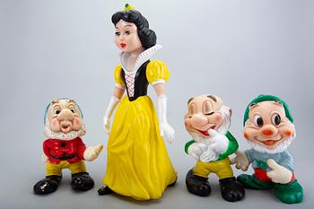LEKSAKSFIGURER, "Snövit och de 7 dvärgarna" 8 st, plast, delvis märkta Walt Disney Productions.