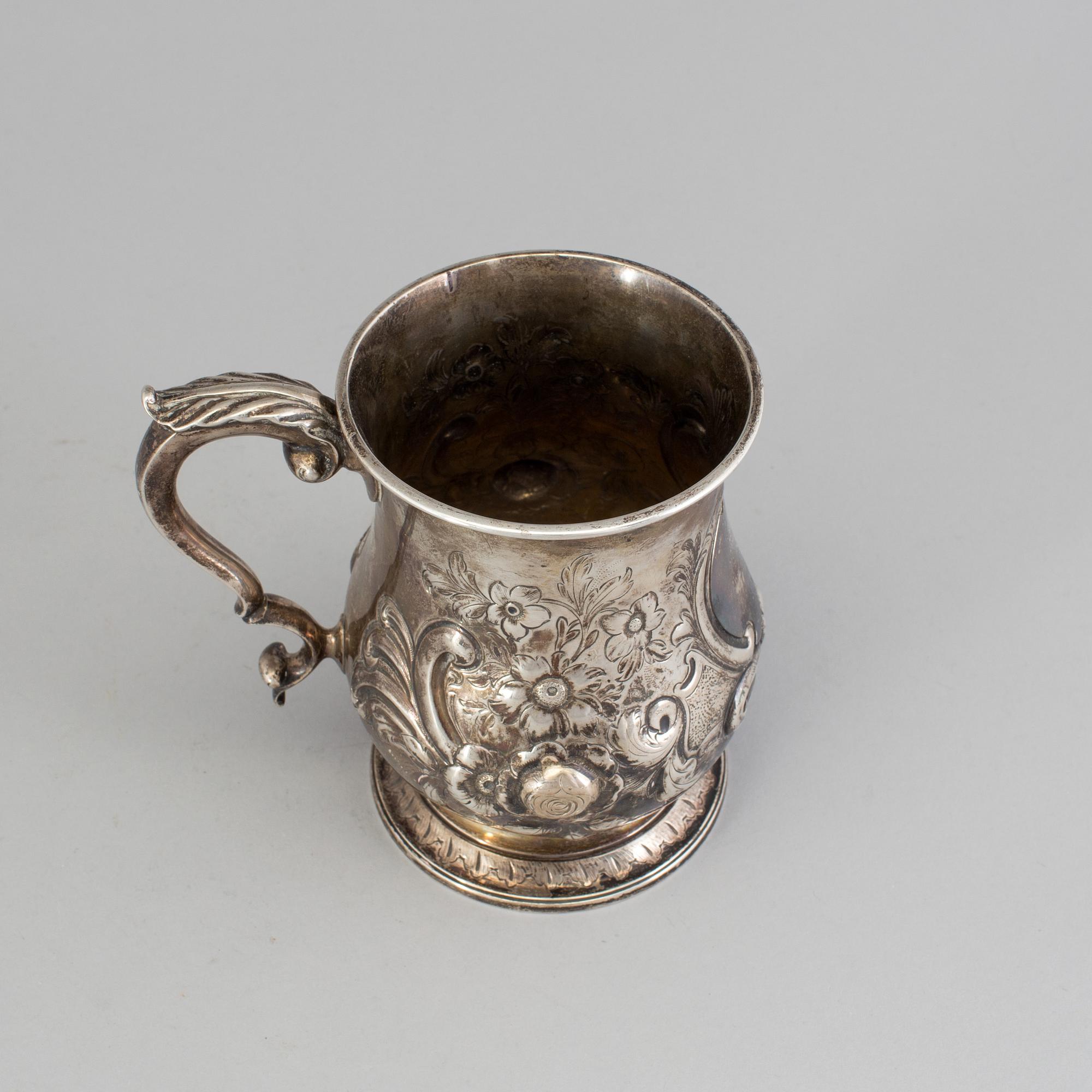 An English mid 19th century parcel-gilt mugg, London 1855.