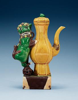 1772. A famille verte wine ewer with a cover, Qing dynasty, Kangxi (1662-1722).