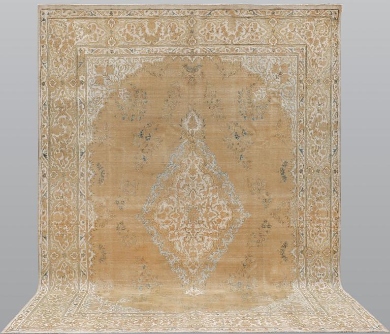 An oriental carpet ca 400 x 295 cm.