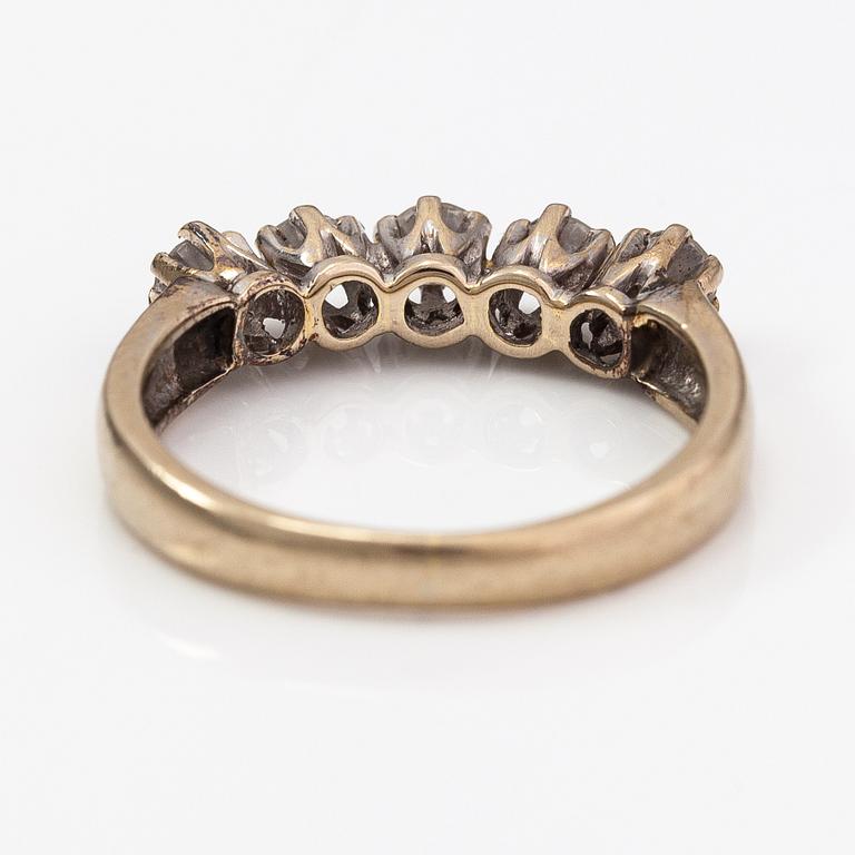 An 18K gold ring with diamonds ca. 0.40 ct in total. Harri Lahtinen, Helsinki 1988.