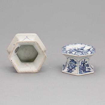 SALTKAR, ett par, porslin. Qing dynastin, Kangxi (1662-1722).