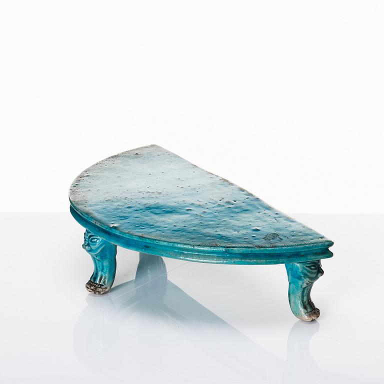 A turquoise glazed table/stand, Qing dynasty, Kangxi (1662-1722).