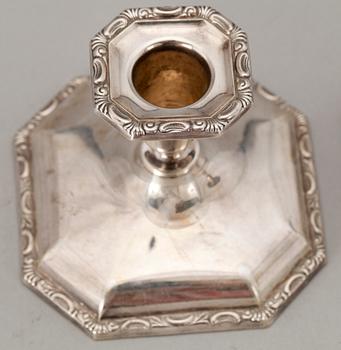 LJUSSTAKAR, ett par, silver. Svenska importstämplar, 1900-tal.