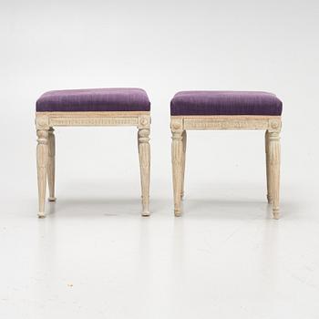 Taburetter, 2st, snarlika, gustavianska, omkring 1800.