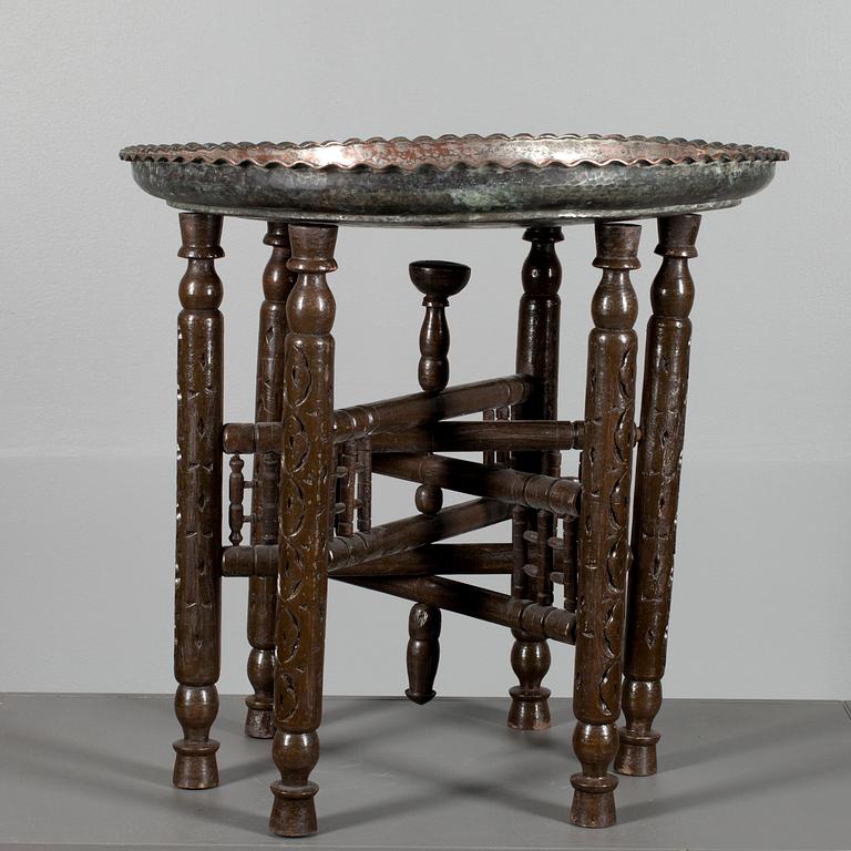 RÖKBORD, Persien, försilvrad kopparbricka, sekelskiftet 1800/1900. Signerad.